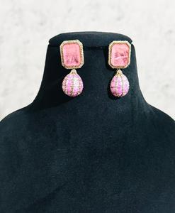 Conjunto de collar de varias capas con piedras rosas Polki y pendientes a juego, chapado en oro, joyería de moda nupcial india para mujer - Product Image 3