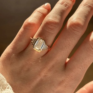 Bague Art Déco en Diamant de Laboratoire 3CT Émeraude avec Sertissage Bezel et Pierres Latérales Baguette - Product Image 5