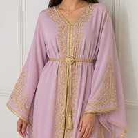 Vestido Kaftán Recto Color Rosa Pálido con Bordado Dorado, Estilo Marroquí de Lujo, Manga Larga, Prenda Modesta, Ecológica y Transpirable