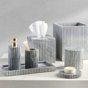 Ensemble d'accessoires de salle de bain en marbre vert foncé, souvent appelé marbre Verde Guatemala ou marbre vert forêt, pour la décoration de salle de bain. - Product Image 6