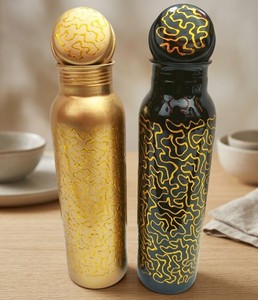 Bouteilles d'eau écologiques en cuivre pur, motifs abstraits en spirale dorés en relief, design ayurvédique élégant pour la santé et le bien-être - Product Image 1