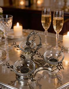 Ensemble de trois coupelles à chocolat en verre de style antique avec support en argent, pièce décorative attrayante pour la table à manger, provenant d'Inde. - Product Image 2