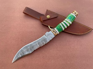 Cuchillo Bowie de Caza y Camping Personalizado de Damasco, Hoja Fija Afilada como una Navaja con Mango de Madera de Resina y Funda de Cuero, OEM Personalizable - Product Image 5
