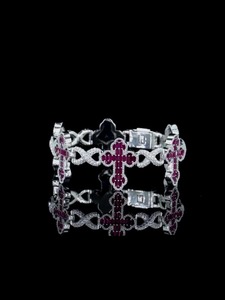 Bracelet de luxe en argent 925 avec croix et rubis sertis, chaîne à maillons plaquée rhodium pour femmes au meilleur prix - Product Image 1