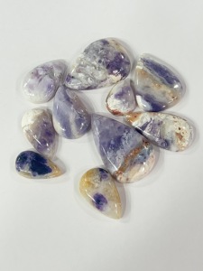 Lot de 10 cabochons en pierre Tiffany violette naturelle, 37g, vente en gros, fournisseur en vrac de pierres précieuses pour les acheteurs chinois - Product Image 1
