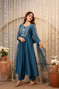 Ensembles de Kurta en Soie Chandari Pure Viscose pour Femmes avec Broderie de Sequins et Tissu de Bas en Soie Chandari Pure Viscose - Product Image 2