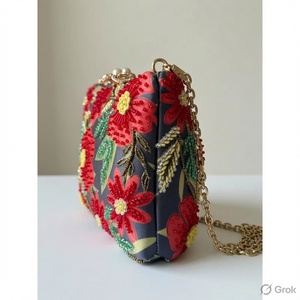 Pochette brodée florale perlée avec chaîne dorée, motif rouge et vert sur fond foncé, 7 pouces - Product Image 2