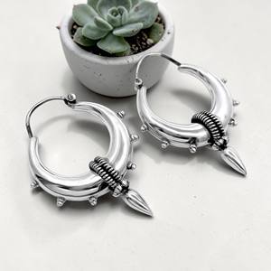 Pendientes de Aro con Púas Estilo Punk para Mujer Silver Mountain SKU7664 con Granate en Plata de Ley 925 Marcada, Ideales para Bodas y Fiestas - Product Image 4