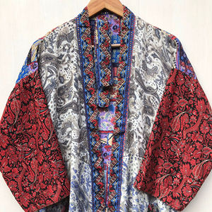 Bata Kimono de Seda de Lujo para Mujer con Estampado de Animales de la Selva, Cuello en V, Manga Larga, para Eventos y Celebraciones - Product Image 1