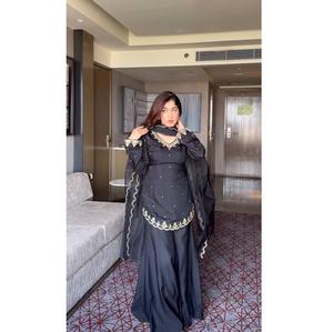 Ensemble ethnique indien de qualité supérieure (haut et palazzo) avec dupatta, idéal pour les fiançailles, les festivals et les mariages, disponible à la vente - Product Image 1