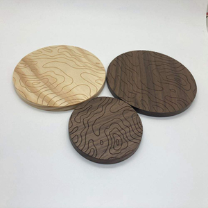 Base de Madera para Carga Inalámbrica Personalizada de Alta Calidad, Modelo Decorativo Redondo Hecho a Mano con Tema de Amor Grabado y Pintado por Artesanos - Product Image 6