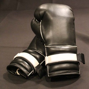 ถุงมือชกมวยแบบใหม่ ดีไซน์มืออาชีพ พร้อมสายรัดแบบเจาะรู คุณภาพสูง ทนทาน - Product Image 5