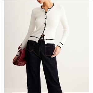 Cardigan unisexe universitaire à col rond, brodé, tricoté, patchwork, à lacets, noir et or, avec logo personnalisé, tendance hiver - Product Image 4