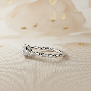 Anillo de compromiso Toi et Moi con pavé retorcido de moissanita de 1 quilate con corte de pera en oro blanco - Product Image 2