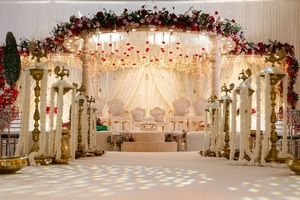 Mandap Blanco Moderno para Bodas del Sur de la India, Lujoso Mandap con Toldo y Pilares Decorativos, Estilo Palacio, Vivah Mandap USA - Product Image 4