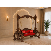 Balançoire d'intérieur en bois massif finition antique pour salon, en teck sculpté à la main, avec chaînes en laiton et coussin rouge