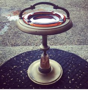 Elegante bandeja de cerámica blanca con un marco de silla dorado; una pieza decorativa única disponible a precios de mayorista. - Product Image 3