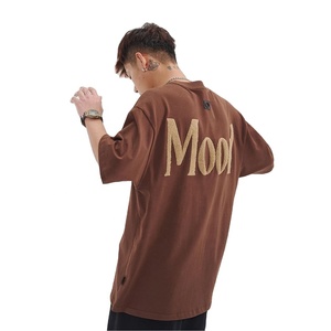 เสื้อยืดแขนสั้นผู้ชายสีน้ำตาลทรงปกติ พิมพ์ลายกลิตเตอร์ด้านหน้า คอกลมด้านหลัง สไตล์สตรีท ผ้าเจอร์ซีย์คอตตอนระบายอากาศได้ดี - Product Image 2