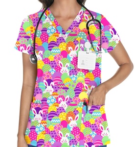 Blouses médicales pour femmes inspirées des créations de designers, avec des motifs colorés et vifs, pour un uniforme médical élégant et fonctionnel - Product Image 3