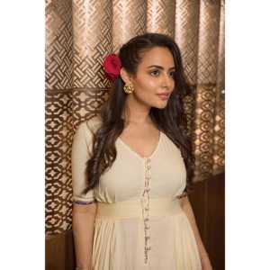 Robe blanche Daisy Silver, silhouette trapèze, tissu en mousseline, taille naturelle - Product Image 2