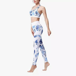 Ensemble de yoga imprimé feuilles bleues, legging taille haute et crop top, 2 pièces, en Spandex et Polyester, respirant, dos nageur, sans couture - Product Image 3