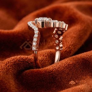 แหวนแต่งงานแบบเปิดประดับเพชรทรงกลมทองคำโรสโกลด์ 14K สำหรับผู้หญิง แหวนแต่งงานแบบโค้งประดับเพชรทรงกลมทองคำโรสโกลด์ 14K - Product Image 3