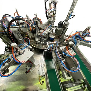 เครื่องประกอบกลอนประตูแบบอัตโนมัติเต็มรูปแบบความเร็วสูง 12 สถานี ใช้เวลา 4.5 วินาทีต่อรอบ สำหรับการจ่ายน้ำมัน 7 ชิ้นส่วน - Product Image 3