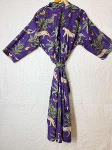 Batas Kimono de Algodón con Estampado de Selva Morada, Hechas a Mano, de Terciopelo de Algodón, para el Desayuno o el Té - Product Image 3
