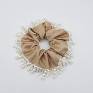 Pince à Cheveux Élégante en Chiffon et Velours Blanc Luxe avec Perles et Cristaux, Faite à la Main, Écologique, Réglable, avec Nœud Perlé – Accessoire de Coiffure - Product Image 3