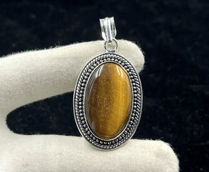 Pendentif en laiton fait main avec bordure perlée en œil de tigre naturel, style vintage bohème ethnique, collier bijou cadeau pour femme - Product Image 3