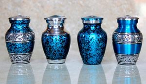 Urne en laiton faite à la main, forme ronde moderne, décorative, bleue mouchetée, pour occasions de commémoration, portable - Product Image 3