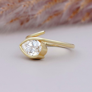 Anillo de Compromiso Moderno con Diseño de Lágrima en Oro, Anillo Nupcial Minimalista de Banda Abierta, Joyería de Diamantes - Product Image 2