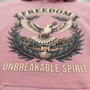 เสื้อฮู้ดสีชมพูสำหรับผู้ชาย พิมพ์ลายกราฟิกตามสั่ง Freedom Unbreakable Spirit ผ้าฟลีซหนาน้ำหนัก 450 กรัม มีกระเป๋าเสื้อ - Product Image 4