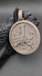 Collar de Lujo con Colgante de Medallón Inicial Personalizado con Nombre en Letra Cursiva, Diamantes Redondos, Estilo Hip Hop, en Plata 925, Joyería de Alta Gama - Product Image 6