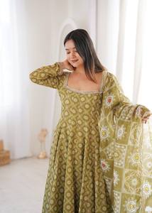AARIKA TEXTILE – Ensemble Salwar Farshi pour femme, moderne et haut de gamme, en soie Chinon, avec broderie lourde et bordure en dentelle fantaisie, idéal pour les occasions traditionnelles et festives - Product Image 3