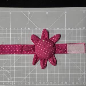 AA0084 Coussin de poignet en forme de fleur | Accessoires de couture à la main | Coussin à épingles rond à carreaux rouges et blancs avec bouton, accessoire de couture - Product Image 4