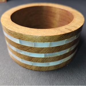 Bracelet en bois de qualité supérieure avec incrustation triple couche de nacre - Bracelet artisanal de luxe en coquillage et bois - Élégant - Product Image 4