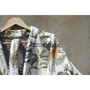 Chaqueta Bomber de Algodón Indio Sostenible con Estampado Animal Hecho a Mano para Mujer, Chaqueta Acolchada de Punto, Reversible, con Cinturón, Transpirable, Cuello en V - Product Image 4