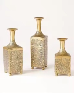 Vases à fleurs décoratifs en métal chic pour une décoration florale élégante à la maison - Product Image 1