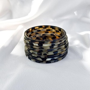 Bracelet artisanal en corne de buffle naturelle laquée, respectueux de l'environnement, modèle Bangle |   Forme personnalisée |   Design animalier coloré et élégant |   Moderne - Product Image 4