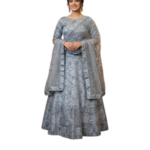 Robe longue élégante bleue en organza brodé, coupe trapèze, col bateau, manches trois quarts, avec superposition transparente à motif floral - Product Image 4