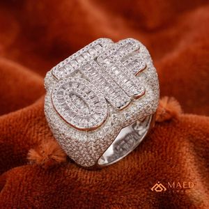Anillo de Letra para Hombre de Lujo con Moissanita Engastada en Plata - Joyería de Destaque - Product Image 4