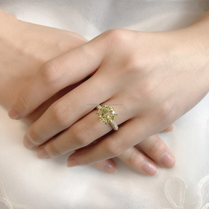 Anillo de Compromiso con Diamante Amarillo de Corte Redondo en Oro Amarillo con Banda Pavé, Anillo de Promesa Solitario de Lujo para Mujer, Anillo Elegante y Fino - Product Image 2