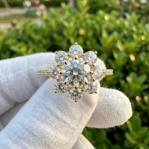 แหวนหมั้นเพชรสร้างในห้องปฏิบัติการ Sparkledge Creation ดีไซน์ทันสมัย 3 กะรัต ทอง 10K/14K/18K ระดับความสะอาด E VVS2 VS1 ประดับเพชรแบบ Floral Cluster Channel Pav Set - Product Image 1