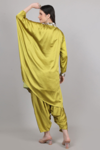 Conjunto moderno de 2 piezas para mujer, estilo kaftan dhoti en color mehndi con cuentas, pedrería y lentejuelas, estilo moderno para chicas. - Product Image 3