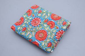 Tissu 100% coton doux et pur à imprimé floral pour vêtements - Robe indienne pour robes, rideaux, vêtements de nuit, jouets - Léger - Product Image 4