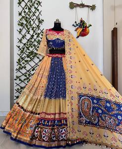 Lehenga Choli en coton épais brodé jaune, imprimé numérique, longueur ras du sol, séchage rapide, tenue de soirée pour femme pour mariage et Navratri - Product Image 6