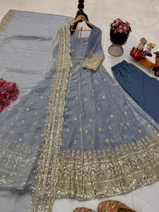 ชุดเดรส Anarkali ผ้าไหมสำหรับงานปาร์ตี้สำหรับผู้หญิง พร้อมผ้าคลุมไหล่และกางเกง Plazzo ปักลายเลื่อม ยาวคลุมเท้า ไม่ยับ ใส่ได้สองด้าน - Product Image 4