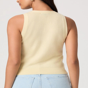 Vêtements décontractés pour l'extérieur avec col en V et design sans manches pour les acheteurs en gros, avec fermeture à boutons, design élégant, t-shirt pour femmes - Product Image 6