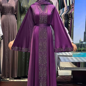 Abaya élégante en satin de soie violet avec manches cloche, broderie de perles de cristal complexe, robe kaftan à col en V pour mariages et événements formels - Product Image 1